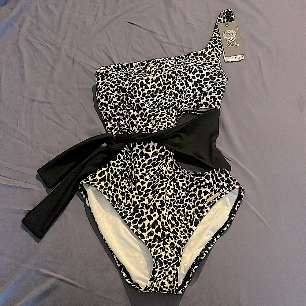 NWT VINCE CAMUTO Leopard And Black Design One Piece SwimSuit Womens Size 6